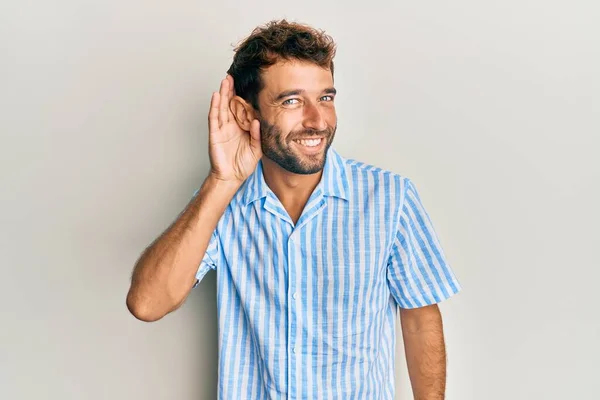 Snygg Man Med Skägg Avslappnad Skjorta Som Ler Med Handen — Stockfoto