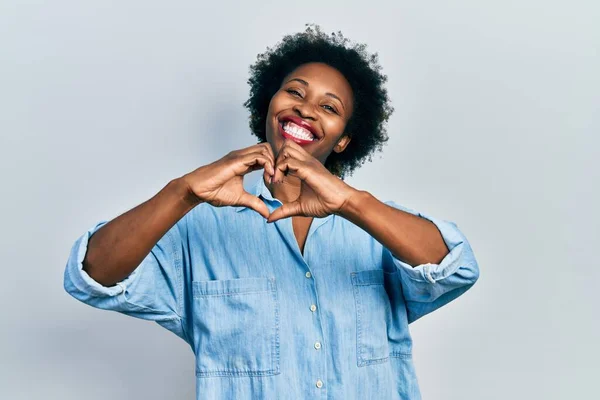 Jonge Afro Amerikaanse Vrouw Draagt Casual Kleding Glimlachend Liefde Tonen — Stockfoto