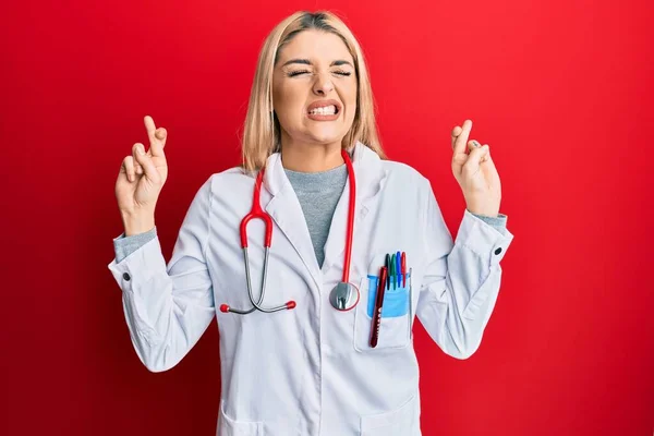 Doktor Üniforması Giyen Steteskop Işareti Yapan Genç Beyaz Kadın Umut — Stok fotoğraf