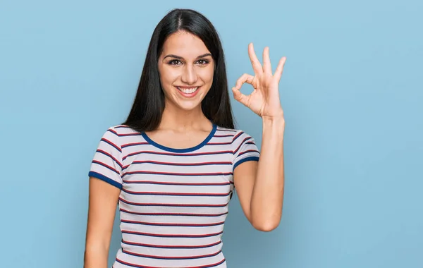 Joven Chica Hispana Vistiendo Camiseta Rayas Casuales Sonriendo Positiva Haciendo — Foto de Stock