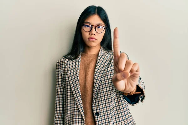 Junge Chinesin Mit Businessstil Und Brille Die Mit Erhobenem Finger — Stockfoto