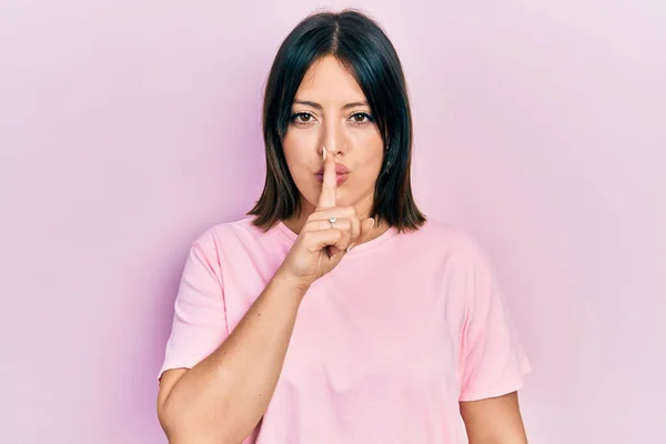 Mujer Hispana Joven Que Usa Una Camiseta Rosa Casual Pidiendo —  Fotos de Stock