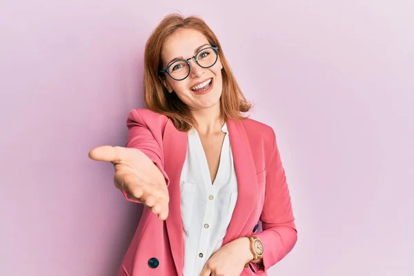 Junge Kaukasische Frau Mit Businessstil Und Brille Die Fröhlich Lächelt — Stockfoto