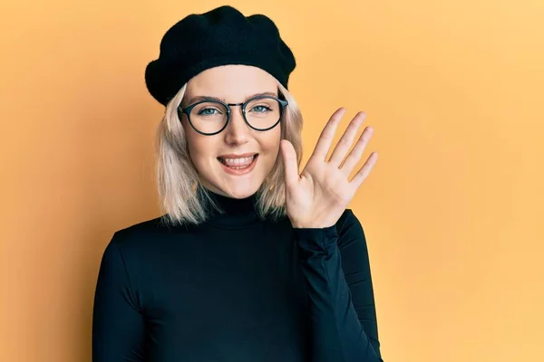 Ung Blond Flicka Bär Fransk Look Med Basker Visar Och — Stockfoto