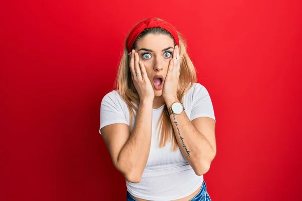 Mujer Joven Caucásica Vistiendo Camiseta Blanca Casual Asustada Sorprendida Expresión — Foto de Stock