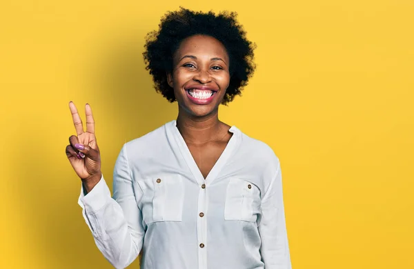 Afroamerikanerin Mit Afrohaaren Trägt Lässiges Weißes Shirt Und Zeigt Mit — Stockfoto