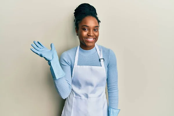 Mujer Afroamericana Con Pelo Trenzado Usando Delantal Más Limpio Guantes —  Fotos de Stock