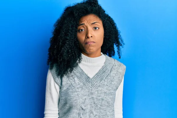Afroamerykanka Afro Włosy Noszące Swobodny Zimowy Sweter Sceptyczny Nerwowy Marszczenie — Zdjęcie stockowe