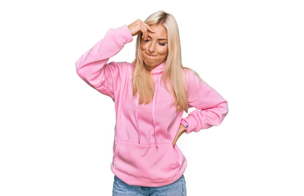 Młoda Blondynka Luźnej Bluzie Zaniepokojona Zestresowana Problemem Ręką Czole Zdenerwowana — Zdjęcie stockowe