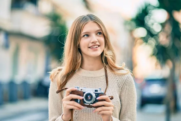 Schöne Kaukasische Teenager Lächeln Glücklich Mit Oldtimer Kamera Auf Die — Stockfoto