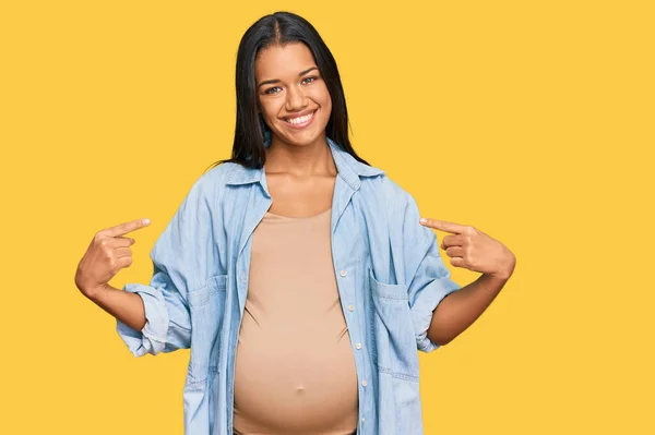 Mooie Latijns Amerikaanse Vrouw Verwacht Een Baby Die Zwanger Buik — Stockfoto