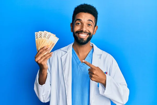 Hombre Hispano Guapo Con Barba Vistiendo Uniforme Médico Sosteniendo 500 — Foto de Stock