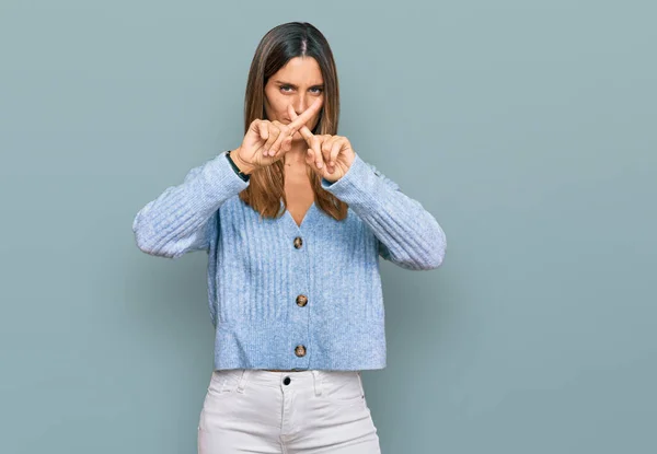 Junge Frau Legerer Kleidung Lehnt Daumen Drücken Und Ein Negatives — Stockfoto