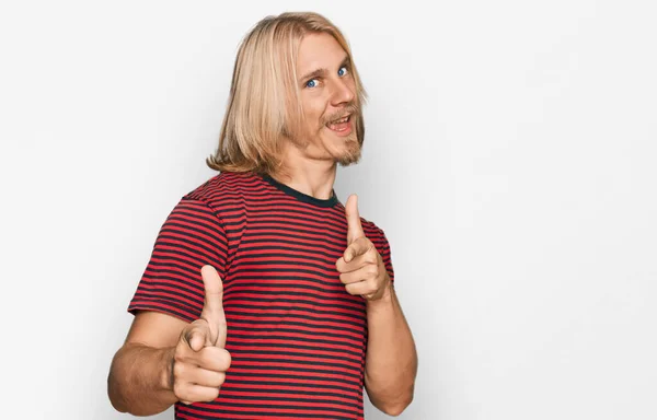 Hombre Caucásico Con Pelo Largo Rubio Usando Casual Camiseta Rayada —  Fotos de Stock