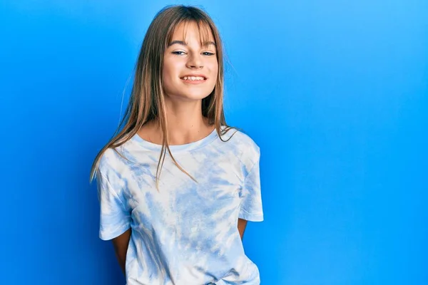 Teenager Kaukasische Mädchen Lässiger Kleidung Mit Einem Fröhlichen Und Kühlen — Stockfoto