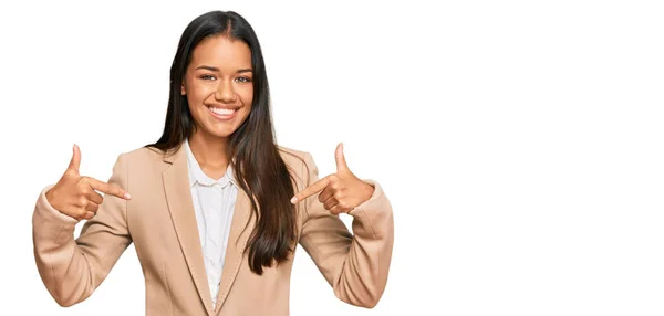 Schöne Hispanische Frau Businessjacke Sieht Selbstbewusst Aus Mit Einem Lächeln — Stockfoto