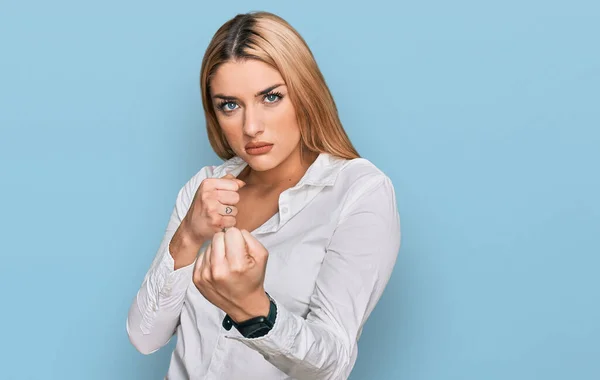 Mulher Branca Jovem Vestindo Roupas Casuais Pronto Para Lutar Com — Fotografia de Stock