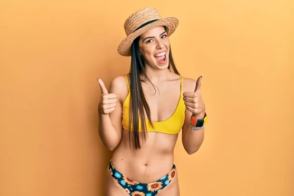 Mujer Hispana Joven Con Bikini Sombrero Verano Signo Éxito Haciendo — Foto de Stock