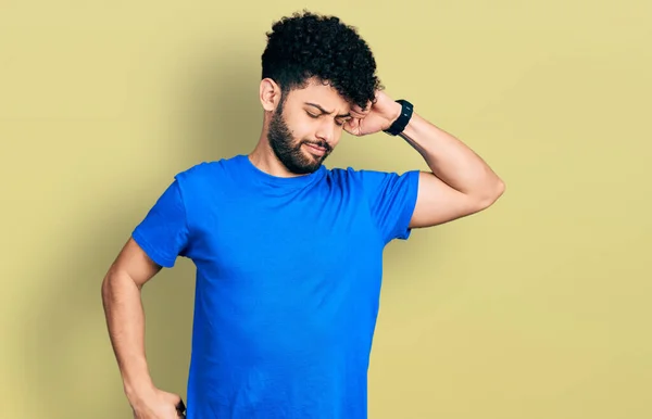 Mladý Arabský Muž Vousy Sobě Ležérní Modré Tričko Táhnoucí Zpět — Stock fotografie