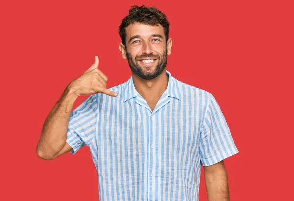 Joven Guapo Con Barba Vistiendo Camisa Fresca Casual Sonriendo Haciendo —  Fotos de Stock