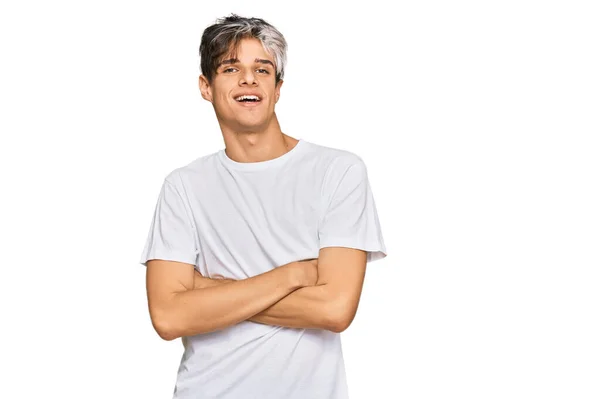 Giovane Uomo Ispanico Indossa Casual Shirt Bianca Volto Felice Sorridente — Foto Stock