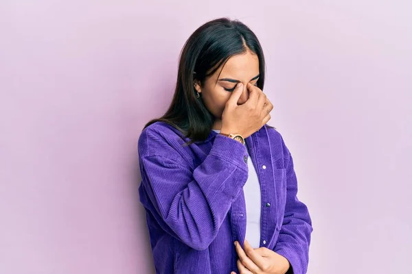 穿着休闲服的年轻黑发女人疲惫地揉揉鼻子和眼睛 感到疲倦和头痛 压力和挫败感概念 — 图库照片