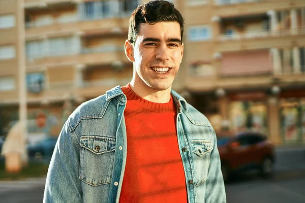 Joven Hispano Sonriendo Feliz Pie Ciudad — Foto de Stock