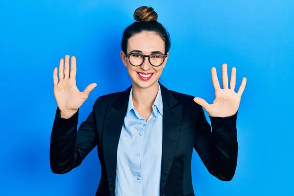 Jong Latijns Amerikaans Meisje Draagt Zakelijke Kleding Bril Tonen Wijzen — Stockfoto