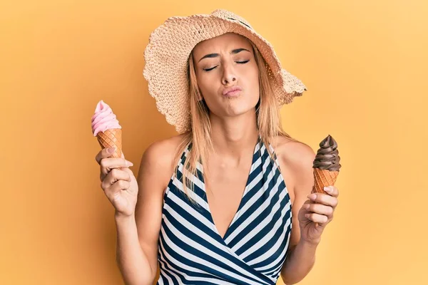 Mulher Loira Bonita Usando Estilo Verão Segurando Sorvete Olhando Para — Fotografia de Stock