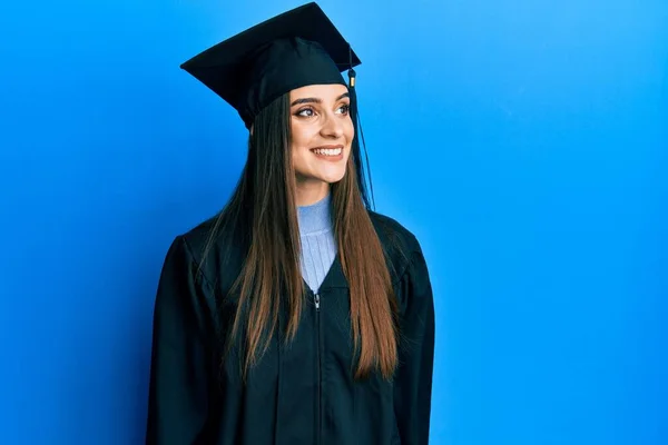 Hermosa Joven Morena Con Gorra Graduación Bata Ceremonia Mirando Hacia — Foto de Stock