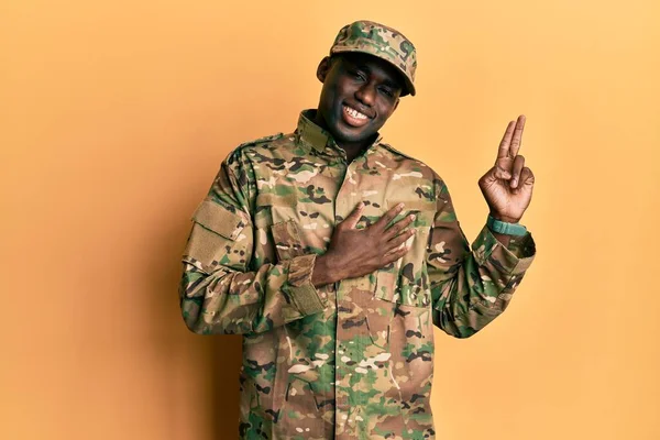 Mladý Africký Američan Armádní Uniformě Usmívá Rukama Prsou Prsty Nad — Stock fotografie