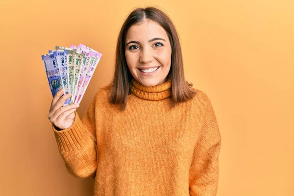 Elinde Hint Banknotları Tutan Genç Güzel Bir Kadın Pozitif Mutlu — Stok fotoğraf