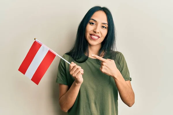 Giovane Ragazza Ispanica Possesso Bandiera Austria Sorridente Felice Indicando Con — Foto Stock