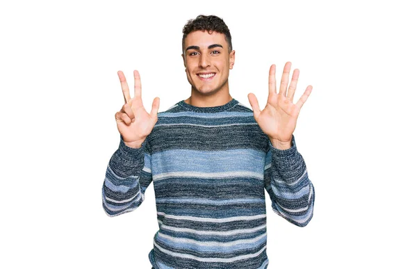 身穿休闲装的西班牙裔年轻人露出八号手指 面带微笑 自信而快乐 — 图库照片
