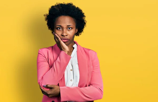 Afro Amerikaanse Vrouw Met Afro Haar Dragen Van Business Jas — Stockfoto