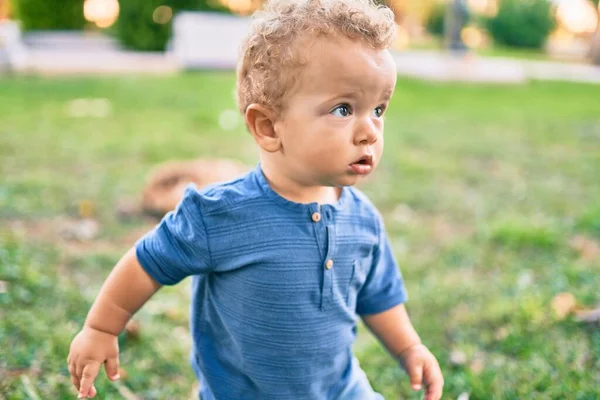 Netter Und Glücklicher Kleiner Junge Der Einem Sonnigen Tag Spaß — Stockfoto