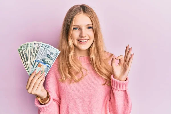 Hermosa Chica Caucásica Joven Sosteniendo Dólares Haciendo Signo Con Los — Foto de Stock