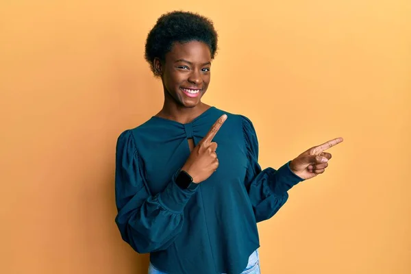 Gündelik Giysiler Giymiş Genç Afrikalı Amerikalı Kız Gülümseyip Kameraya Bakıyor — Stok fotoğraf