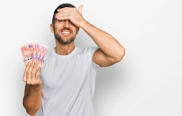 Hombre Guapo Con Barba Sosteniendo Billetes Sudafricanos Rand Estresados Frustrados —  Fotos de Stock