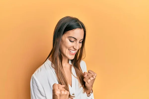 Jonge Mooie Vrouw Draagt Casual Kleding Vieren Verrast Verbaasd Voor — Stockfoto