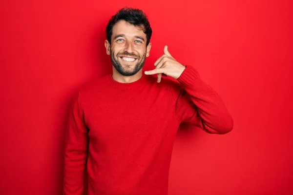 Homem Bonito Com Barba Vestindo Camisola Vermelha Casual Sorrindo Fazendo — Fotografia de Stock