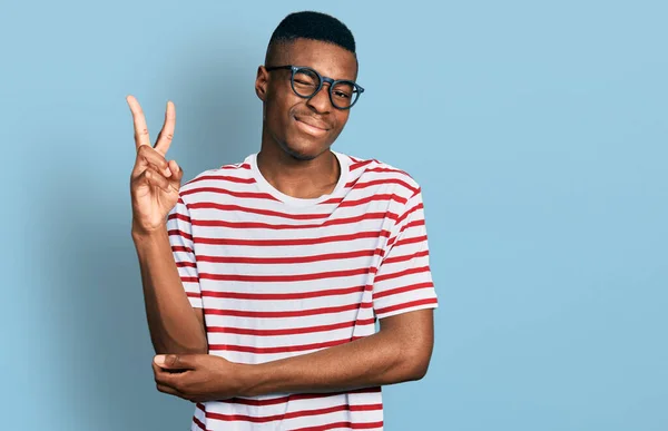 Ein Junger Afrikanisch Amerikanischer Mann Lässigem Shirt Und Brille Lächelt — Stockfoto