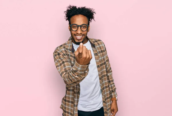 Jovem Afro Americano Com Barba Vestindo Roupas Casuais Óculos Acenando — Fotografia de Stock