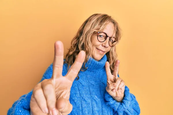 Mujer Rubia Mediana Edad Con Gafas Suéter Invierno Casual Sonriendo — Foto de Stock