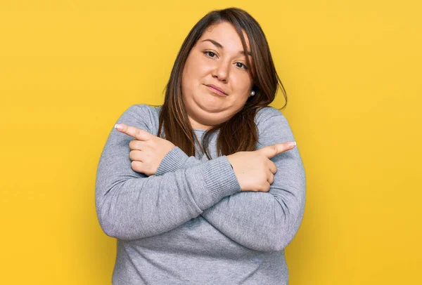 Piękna Brunetka Rozmiar Kobieta Noszenie Ubrań Casual Wskazując Obie Strony — Zdjęcie stockowe