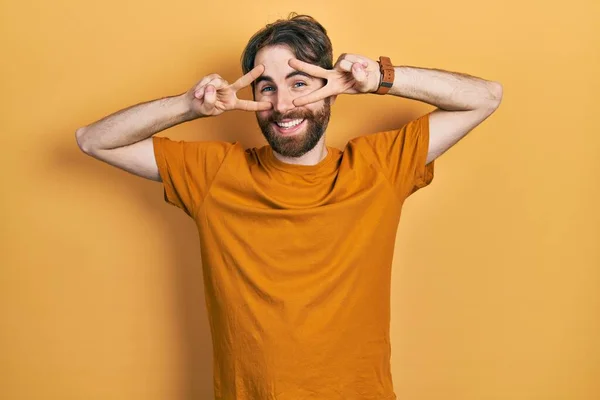 Hombre Caucásico Con Barba Vistiendo Camiseta Amarilla Casual Haciendo Símbolo — Foto de Stock