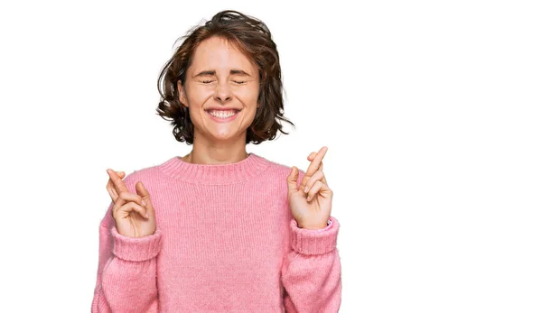 Junge Hispanische Frau Lässiger Kleidung Gestikuliert Mit Erhobenem Zeigefinger Lächelnd — Stockfoto