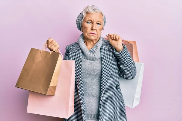 Äldre Gråhårig Kvinna Som Håller Kassar Deprimerad Och Oroar Sig — Stockfoto
