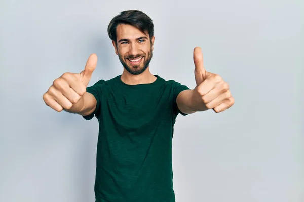 Jonge Spaanse Man Draagt Casual Witte Tshirt Goedkeuring Doen Positieve — Stockfoto