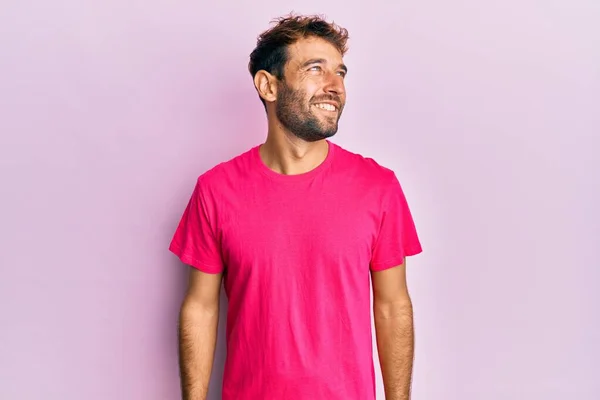 Homem Bonito Com Barba Vestindo Camiseta Rosa Casual Sobre Fundo — Fotografia de Stock